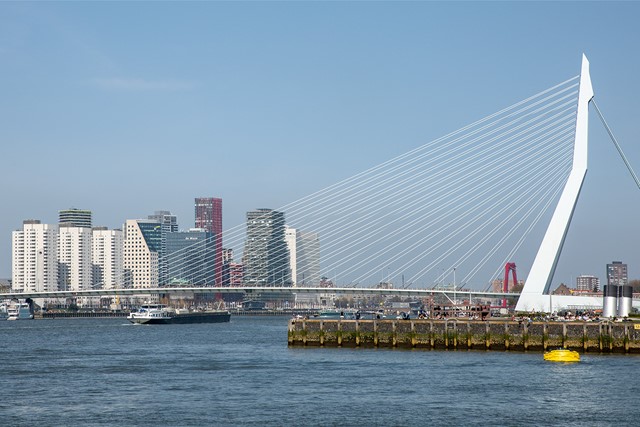 Skyline van Rotterdam met blauw lucht en witte Erasmusbrug