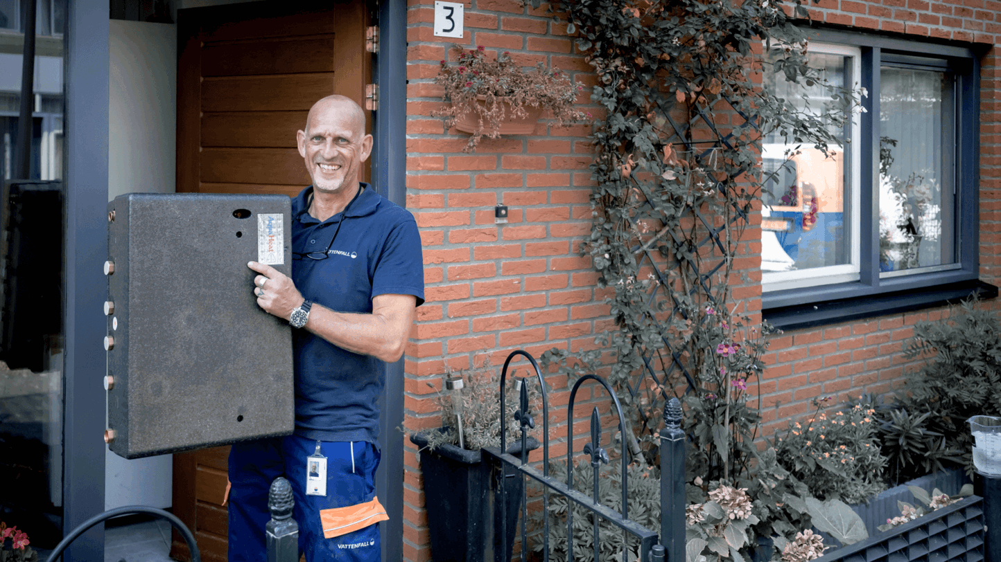 Vattenfall monteur stadswarmte met afleverset in zijn handen