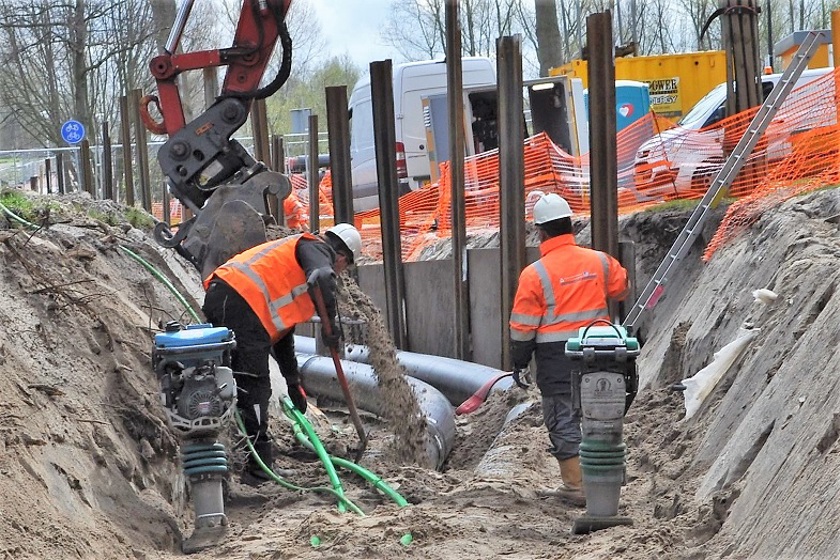 Bouwvakkers werken aan ingraven van stadswarmteleidingen