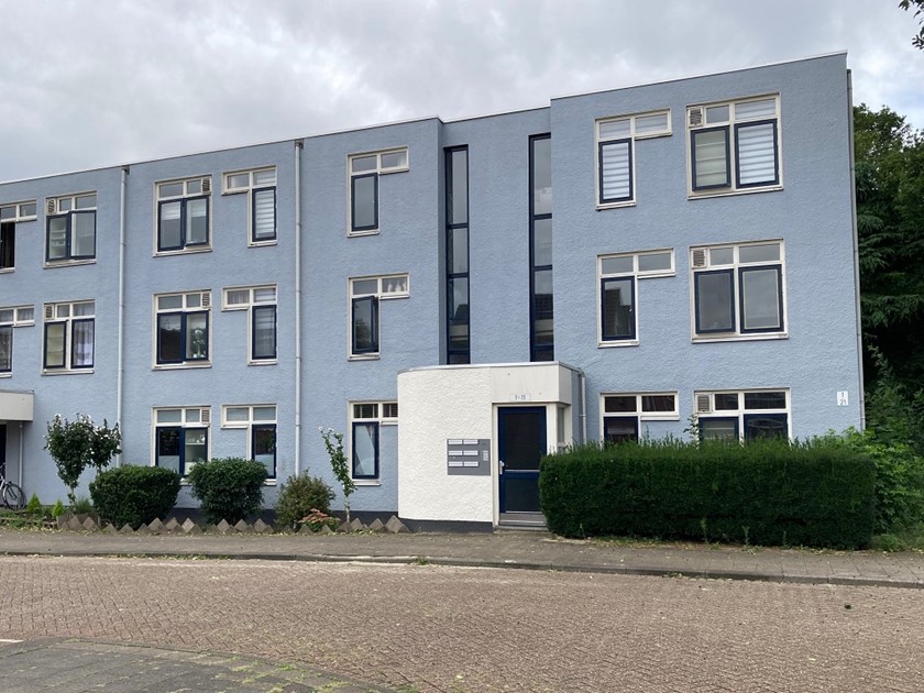 Appartementcomplex met blauwe voorgevel in Rotterdam Heindijk krijgt warmte van afvalcentrale in Rozenburg