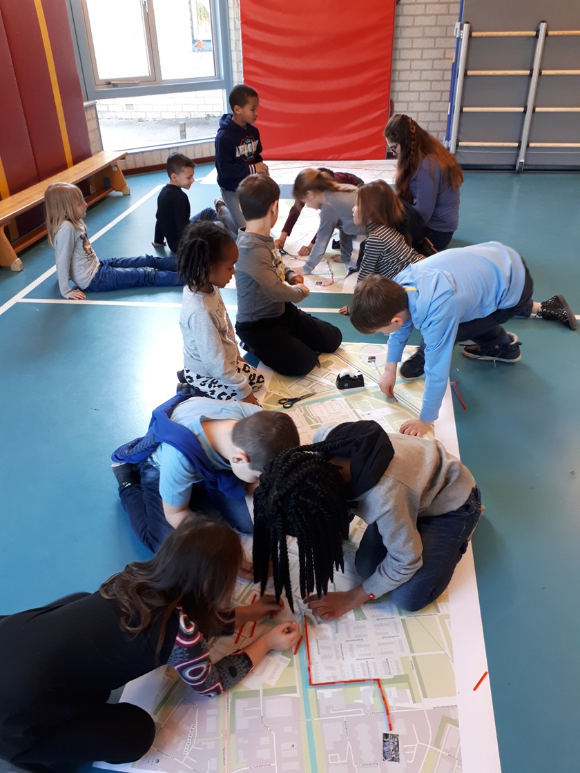 Schoolkinderen werken gezamenlijk aan een stadswarmte project | Vattenfall Energie over gastles energieles op school
