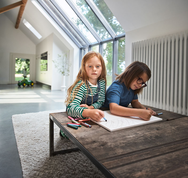 Kinderen bij radiator en vloer