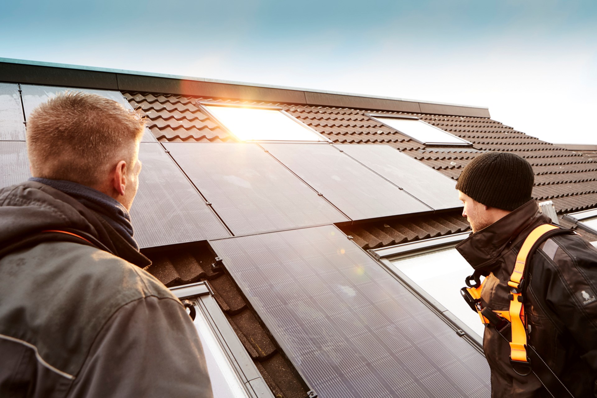 Installateurs met zonnepanelen op dak | Vattenfall Energie
