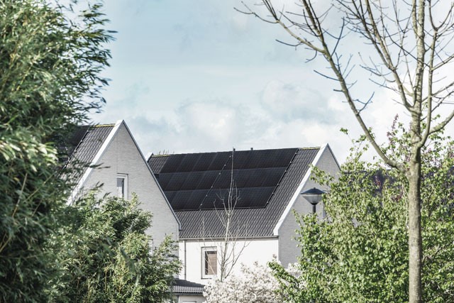 Een hoekwoning met zonnepanelen op het dak