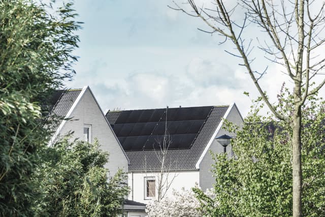 Zonnepanelen op dak woonhuis