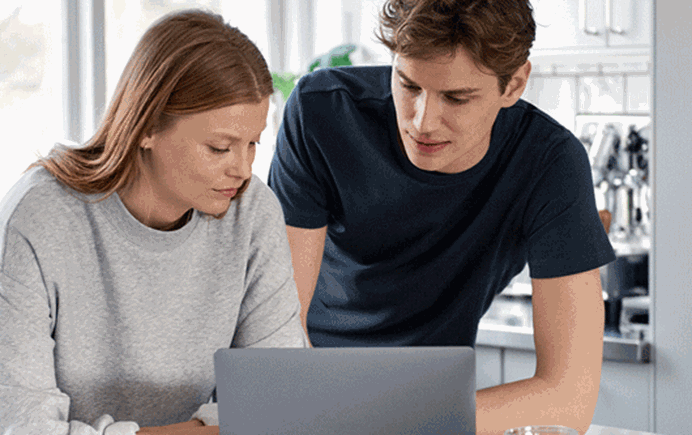 Man en vrouw met laptop