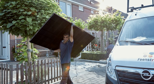 Man sjouwt zonnepaneel op zijn schouder | Vattenfall over energietarieven zakelijke markt