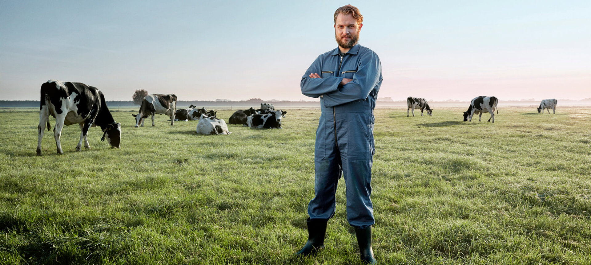 Boer Evert staat in het weiland met zijn koeien