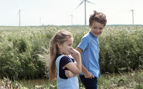 Kinderen bij windpark