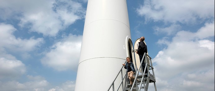 Man en meisje op trap van windturbine Hollandse Kust Zuid