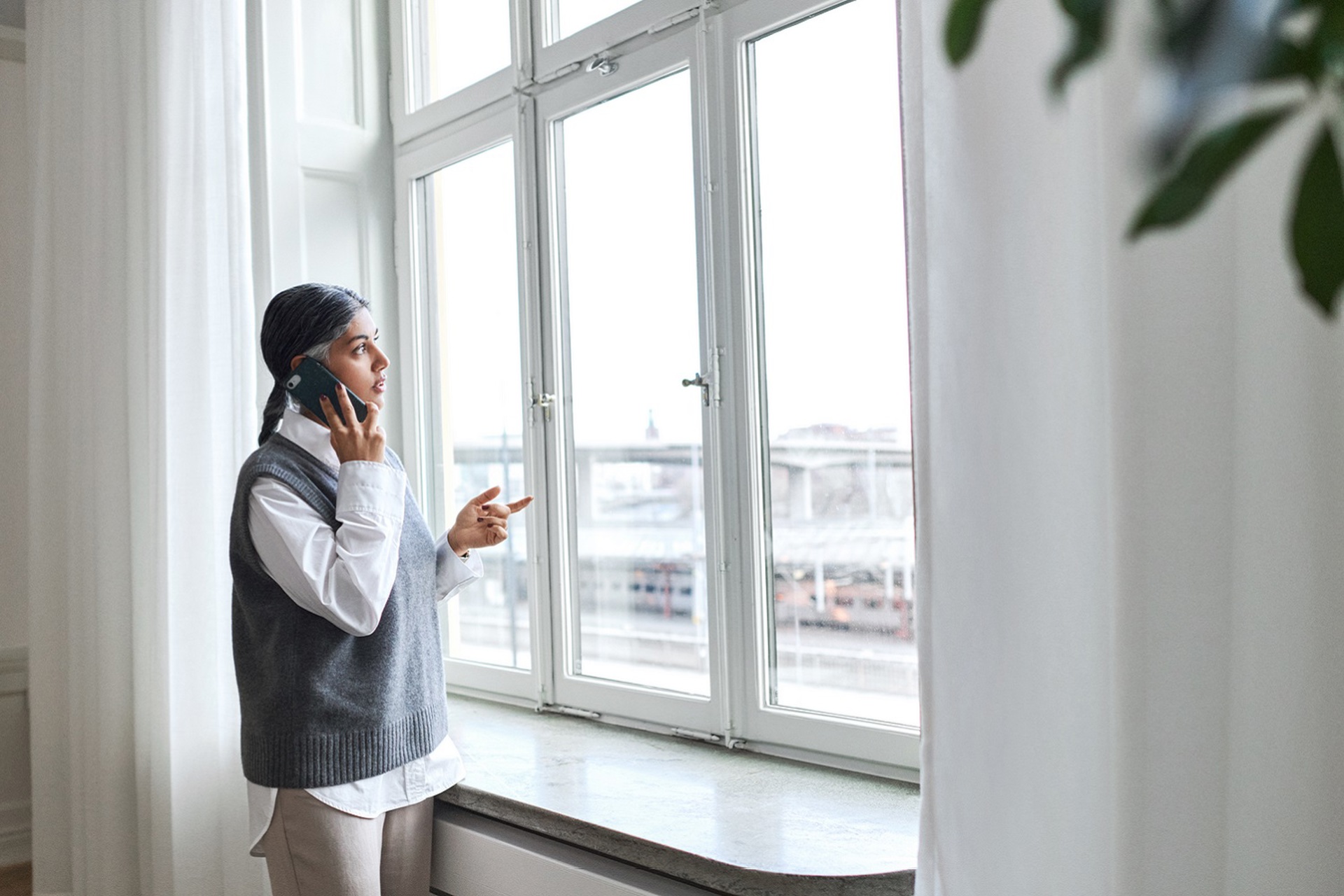 Vrouw is aan het bellen voor de energiescan l Vattenfall energie