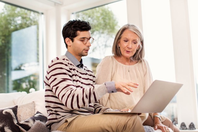 Man legt vrouw iets uit via de laptop l Vattenfall energie