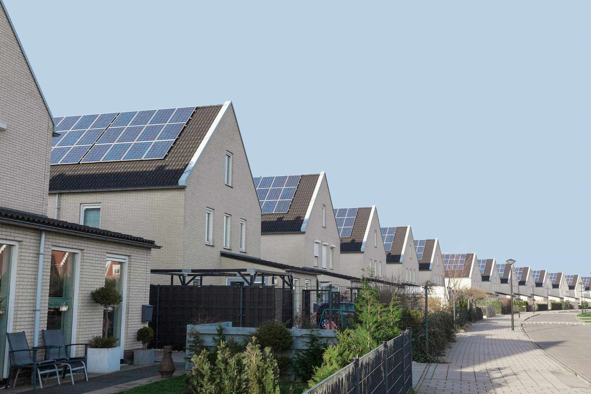 Zonnepanelen op alle daken van een woonwijk