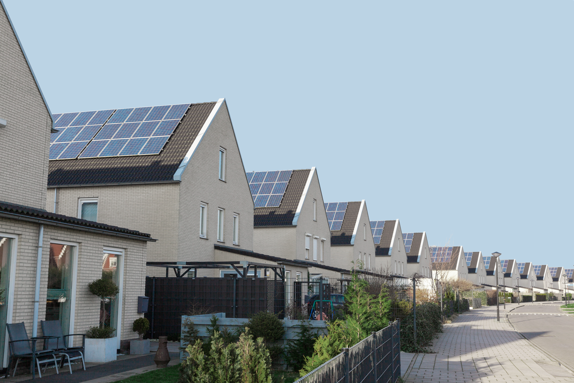 Zonnepanelen op alle daken van een woonwijk