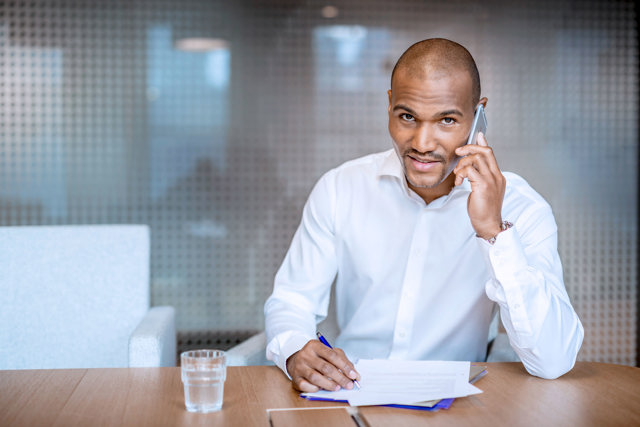 Man in wit overhemd aan het bellen | Vattenfall