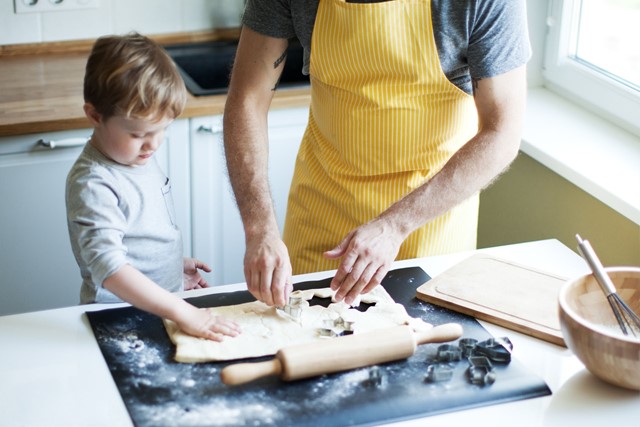 Vader en zoon in de keuken koekjes bakken | Vattenfall