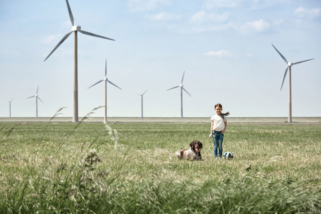 Meisje in windmolenpark met haar hond | Vattenfall energie