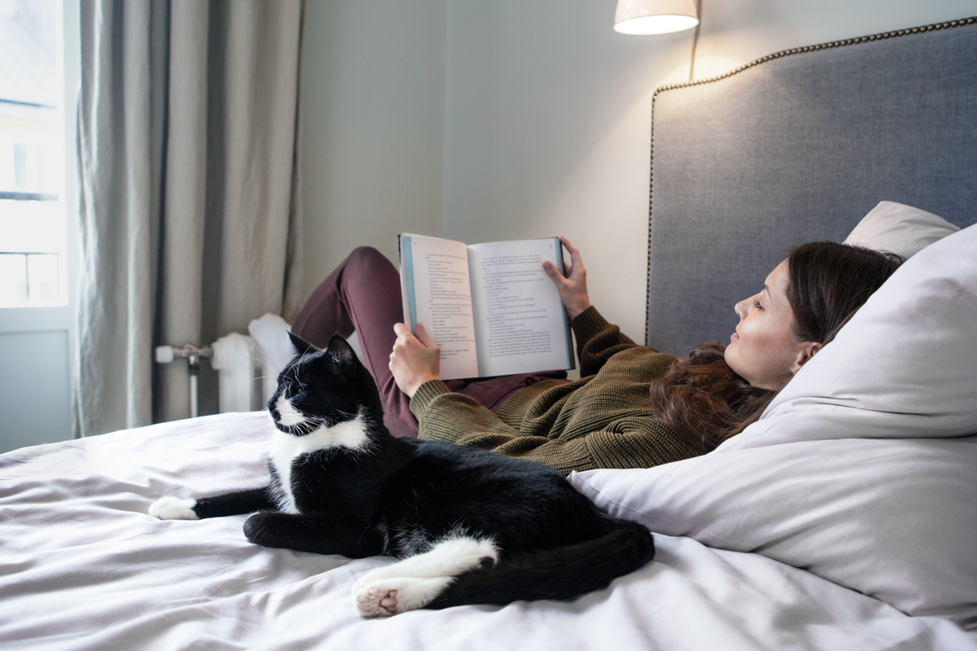Vrouw leest een boek op bed
