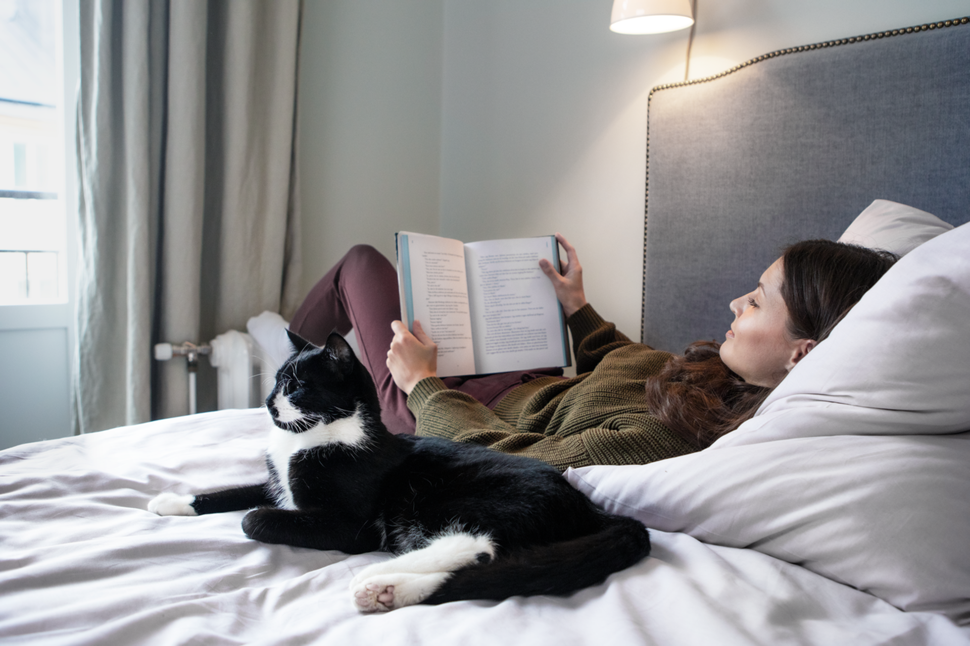 Vrouw leest een boek op bed