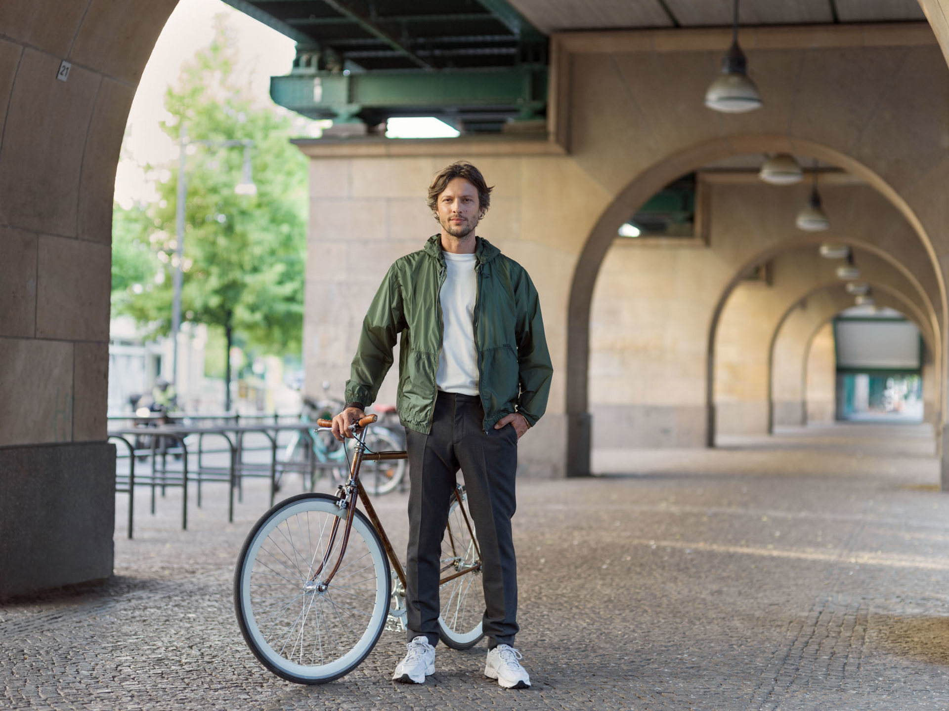 Man staat met fiets in een corridor l Vattenfall energie