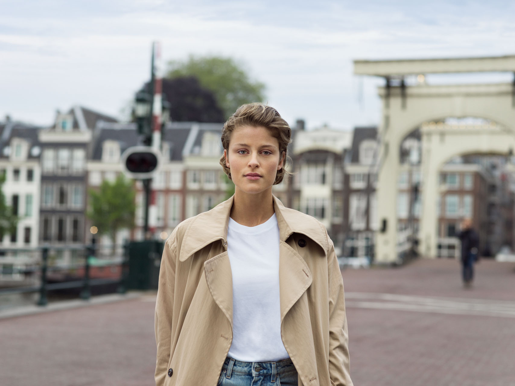 Vrouw poseert voor een brug in de stad l Vattenfall energie