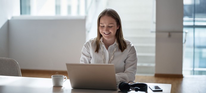 Jonge vrouw achter haar laptop om in te loggen in Mijn Vattenfall