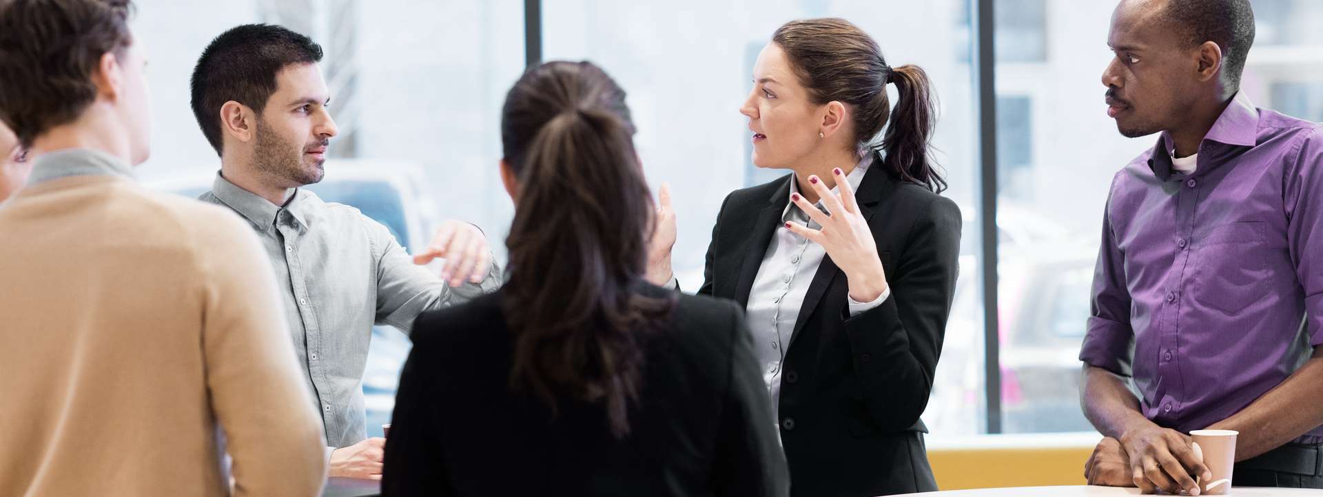 Groep collega's in een mkb bedrijf bespreken besparen met je slimme meter