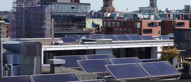 Bovenaanzicht van gebouwen met zonnepanelen