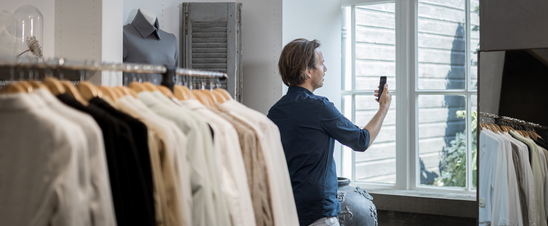 Bedrijfsbeveiliging | Ondernemer met telefoon in hand