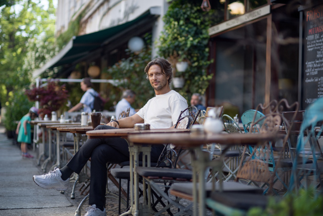 Man op het terras | Vattenfall energie bespaartips voor de horeca