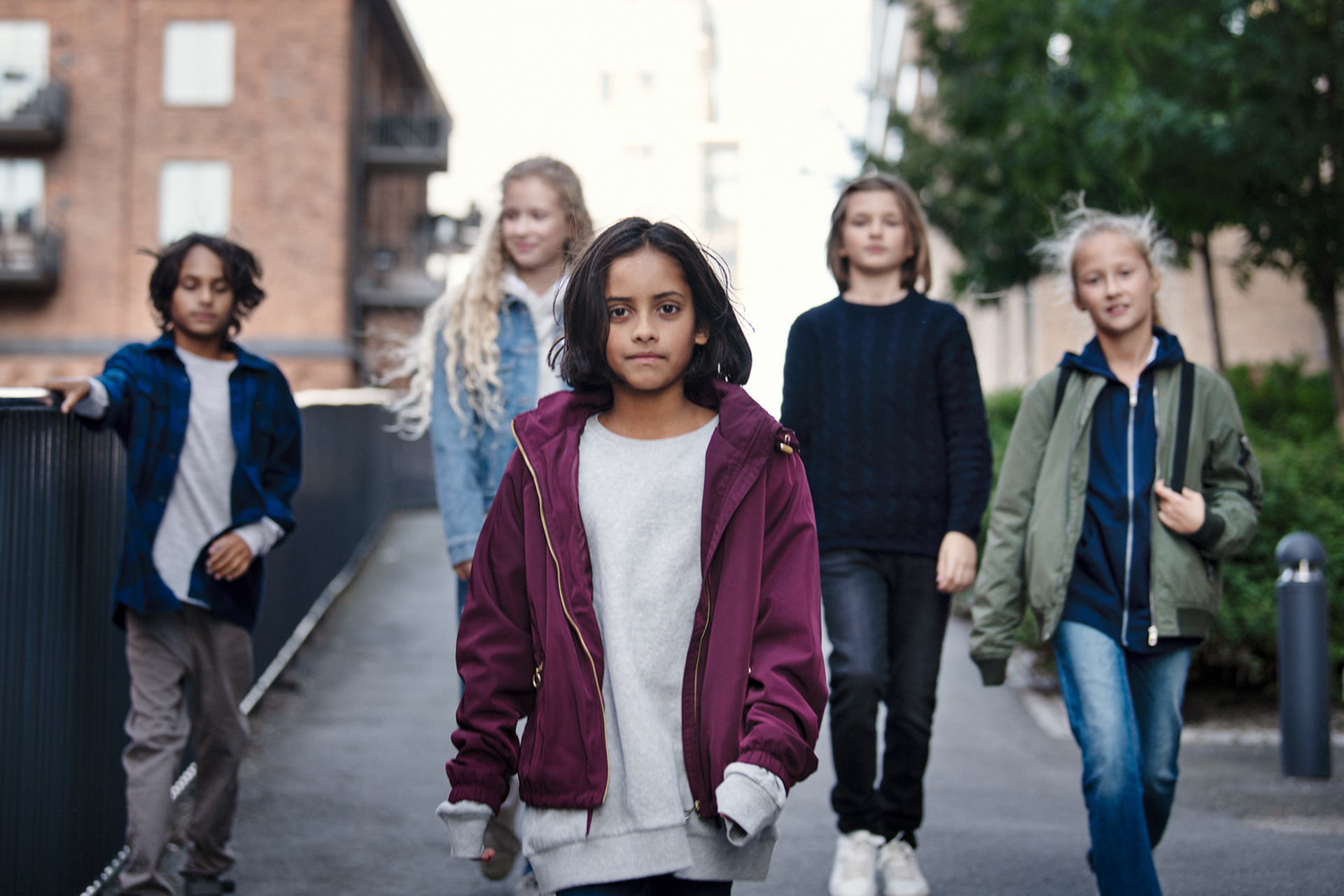 Groepje stoere, bewuste schoolkinderen op straat | Vattenfall energie besparen op school of bso tips