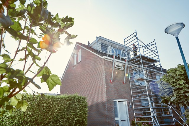Zonnepanelen l Hoekhuis met zonnepanelen op het dak 