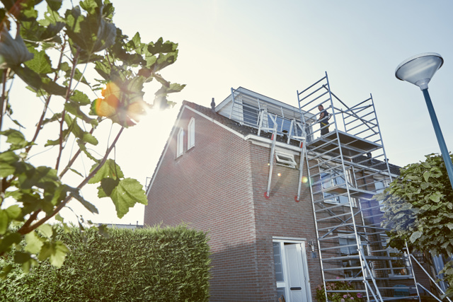 Zonnepanelen l Hoekhuis met zonnepanelen op het dak 