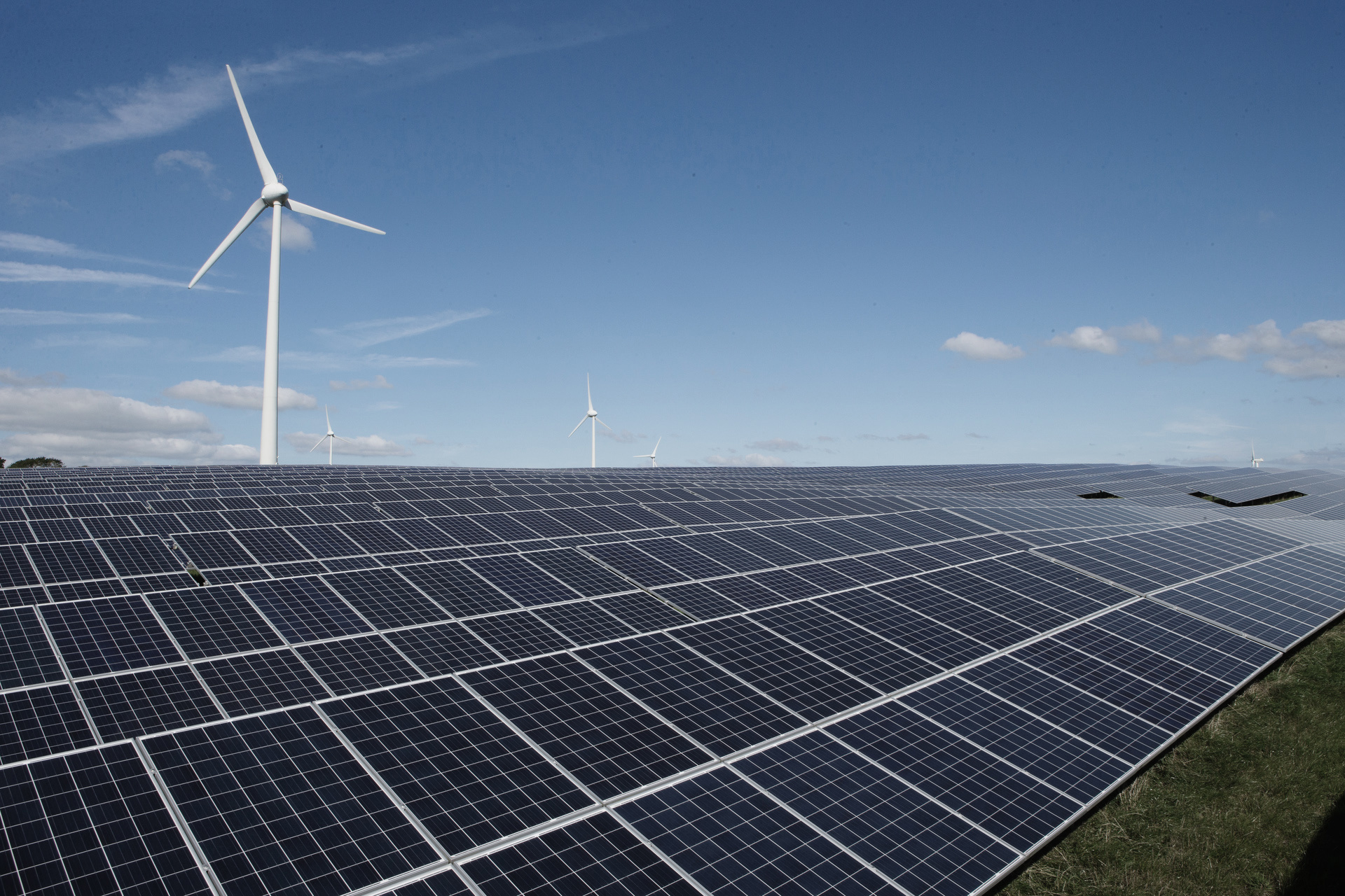 Zonnepark en windmolens | Vattenfall energie | In 2022 wekten zonnepanelen ongeveer 11% meer stroom op dan vorige jaren