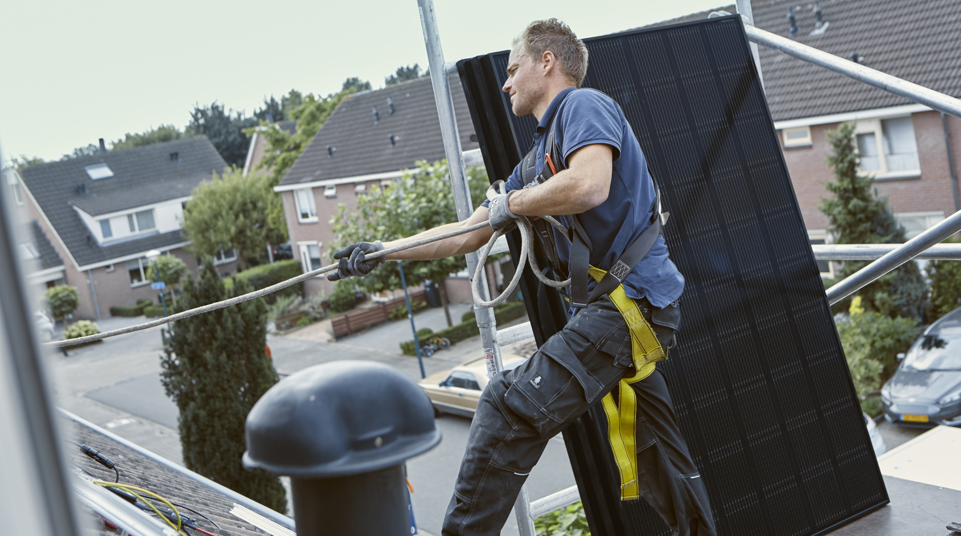 Man installeert zonnepanelen | Vattenfall Zonnepanelen