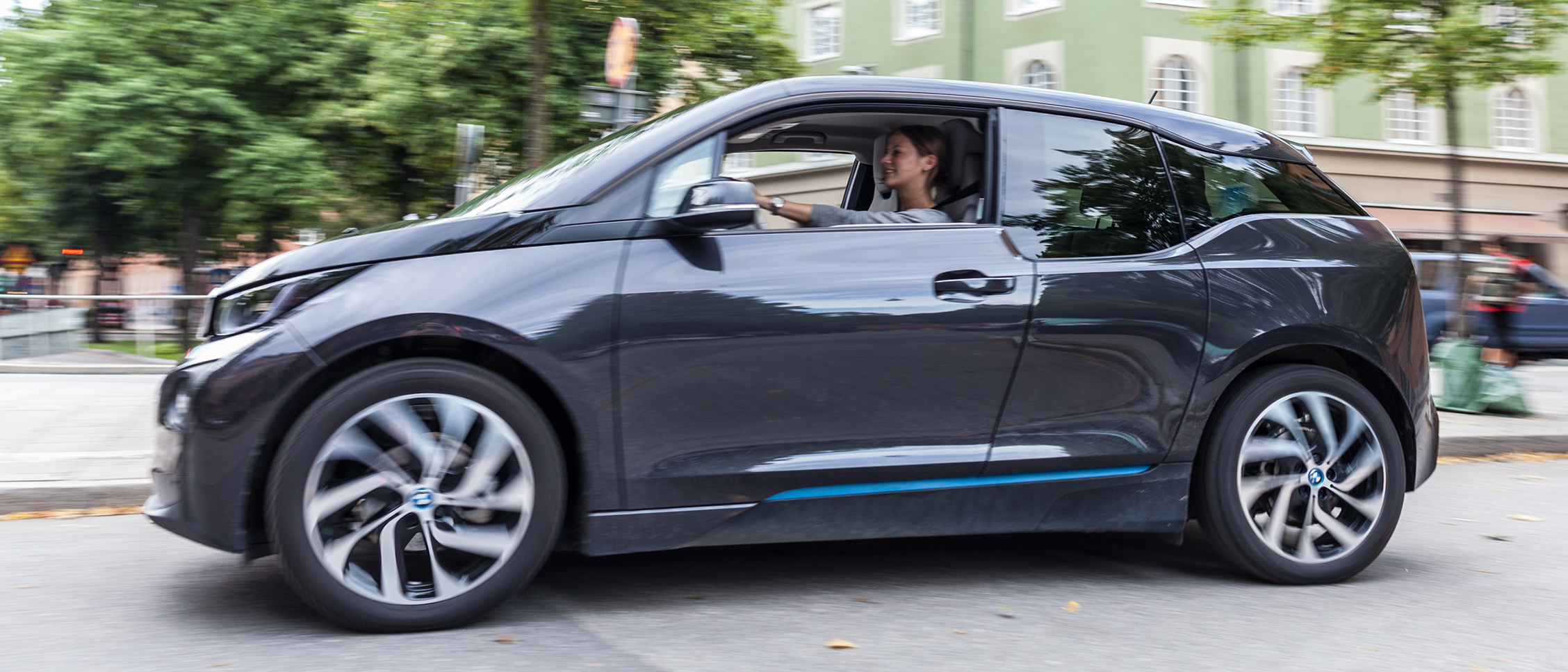 Een vrouw rijdend in een elektrische auto