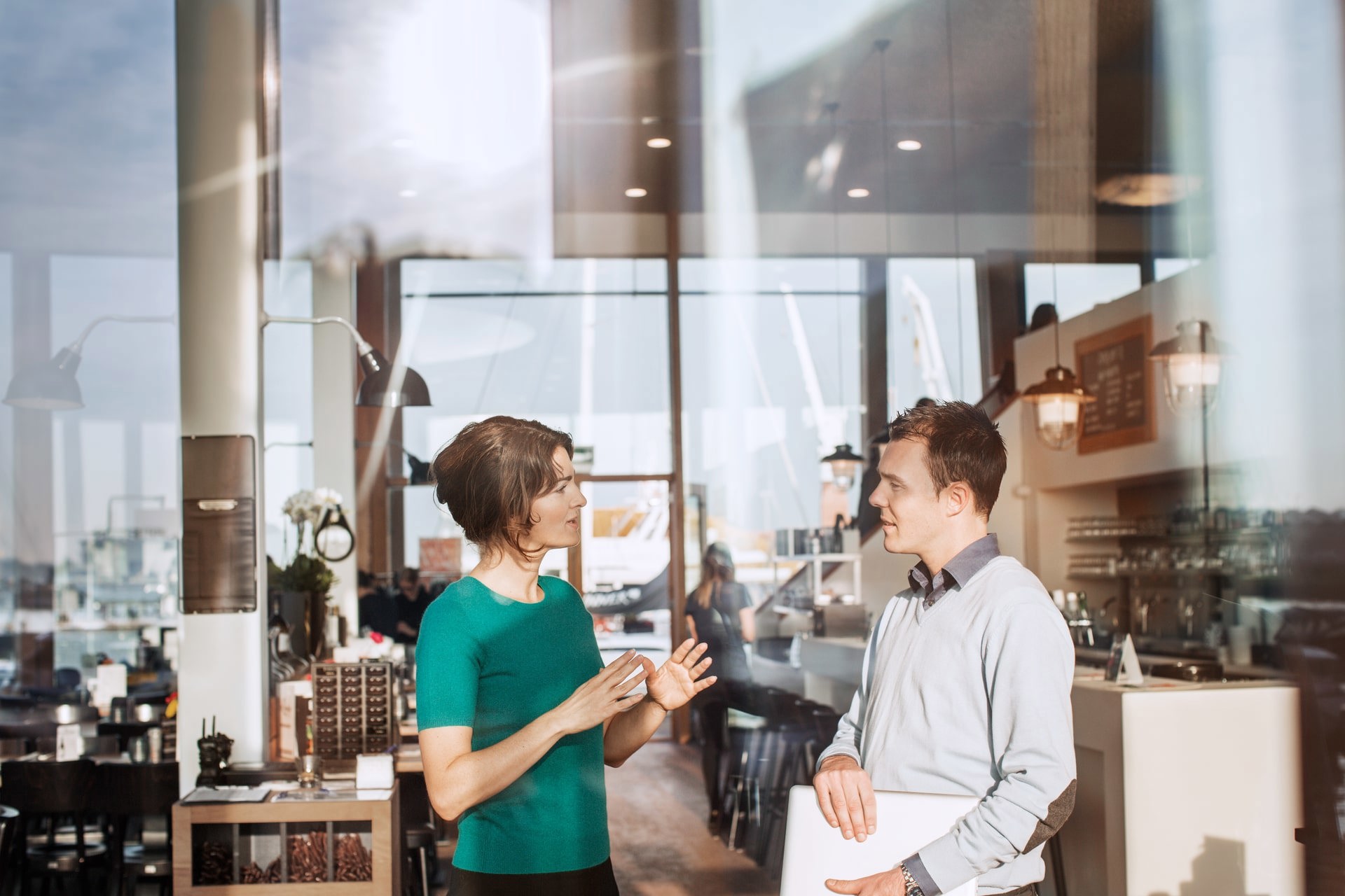 Man en vrouw hebben gesprek in restaurant over stadswarmte van Vattenfall