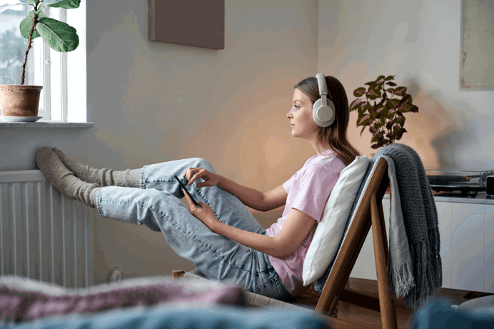 Vrouw in huis met koptelefoon