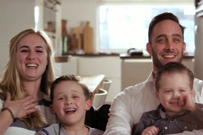 Vrolijk gezin op de bank | Vattenfall video over hoe duurzaam warmte kan zijn