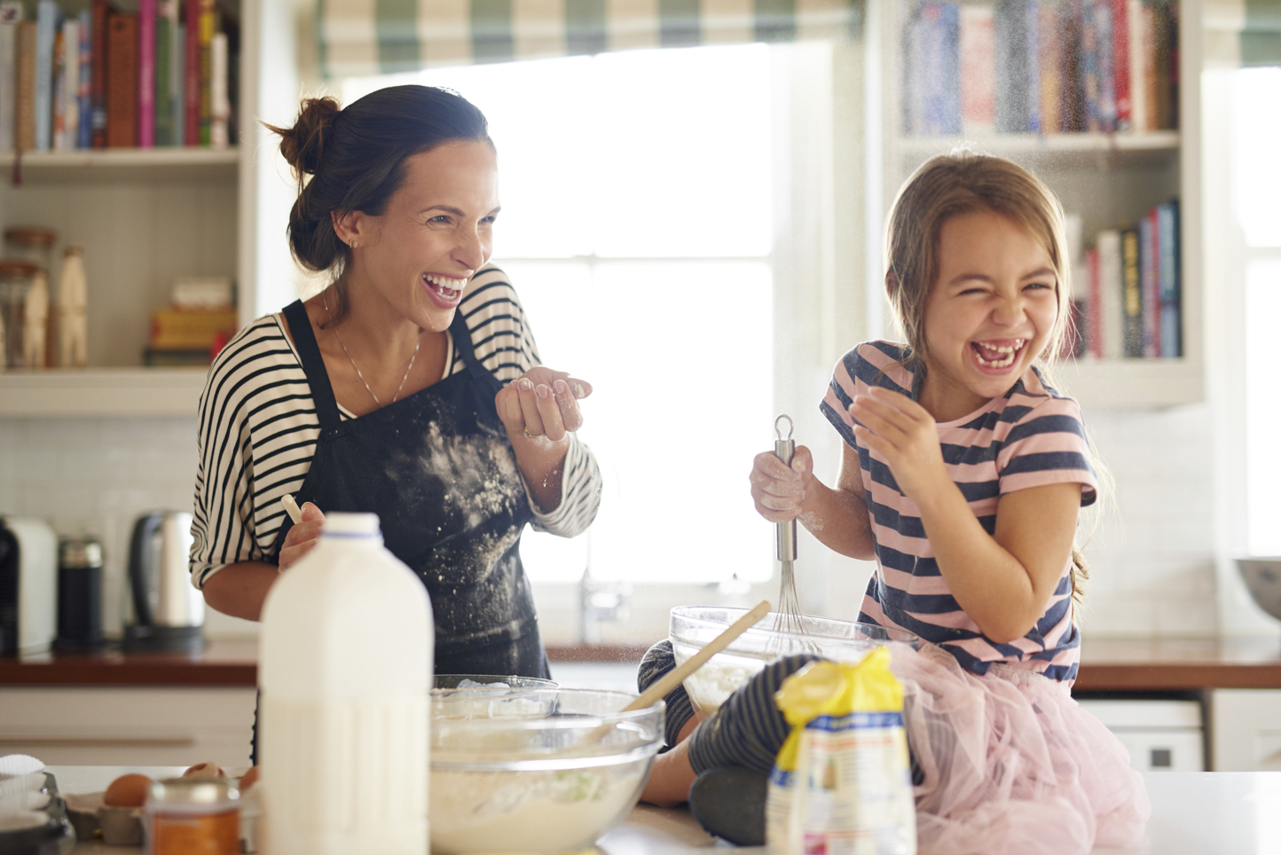 Koken met dochter in de keuken