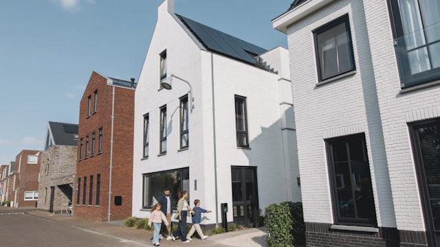 Straat met huizen met zonnepanelen