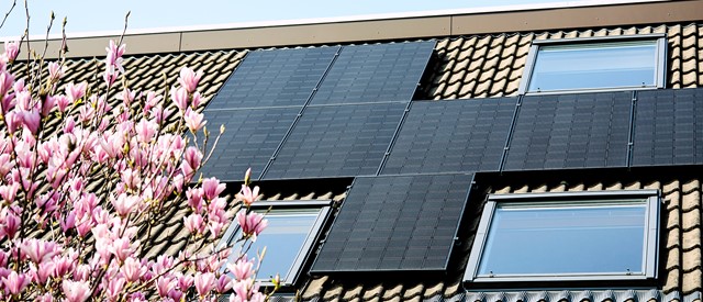 Monteur op een schuin dak met zonnepanelen | Vattenfall zonnepanelen kopen in een compleet pakket