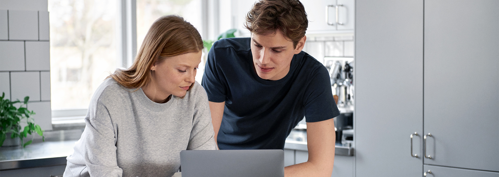 Zonnepanelen vergelijken | Vrouw en man kijken samen naar laptop