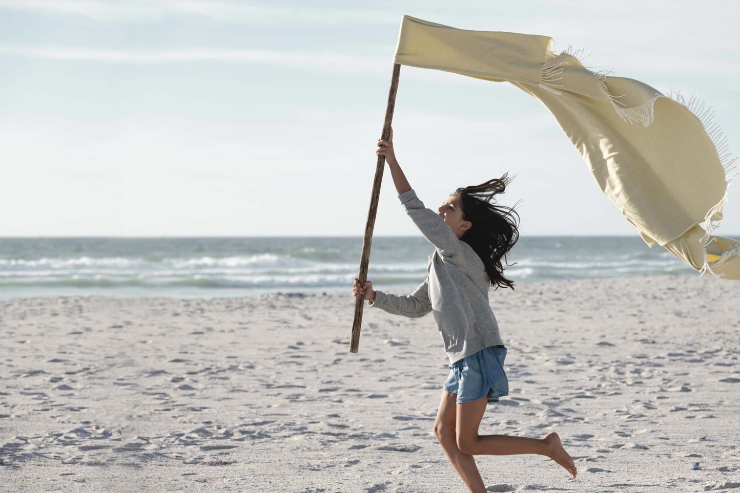 Meisje met vlag op het strand | Vattenfall stroomleverancier kiezen