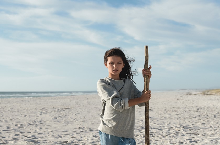 Meisje op een verlaten strand l Vattenfall energie