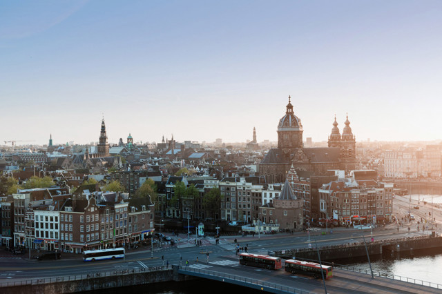 Amsterdam vanuit de lucht bij avondzon