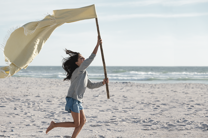 Meisje met vlag op strand | Vattenfall Energie