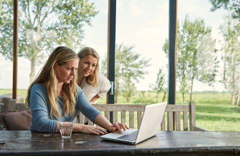 camerasystemen 2 vrouwen achter laptop