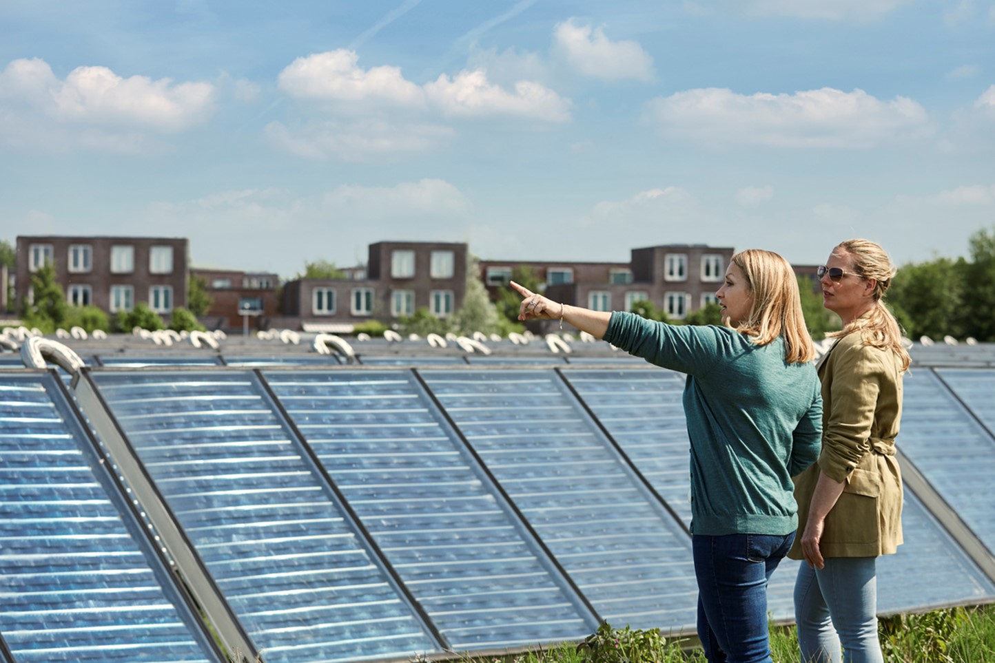 Twee dames bekijken een zonnepanelen park | Vattenfall energie