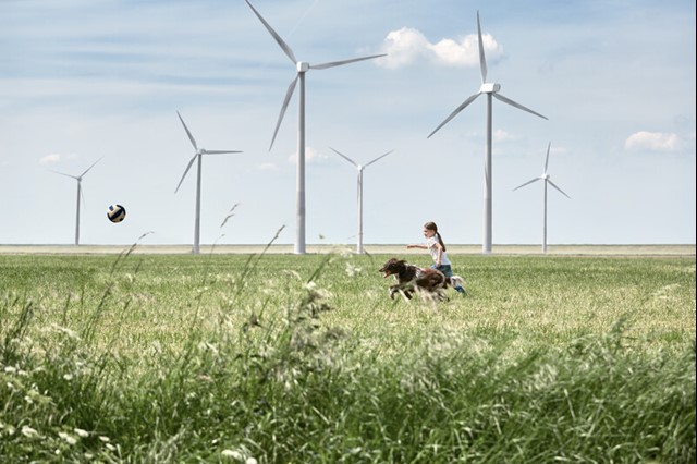 Meisje rent met hond voor windmolenpark | Vattenfall
